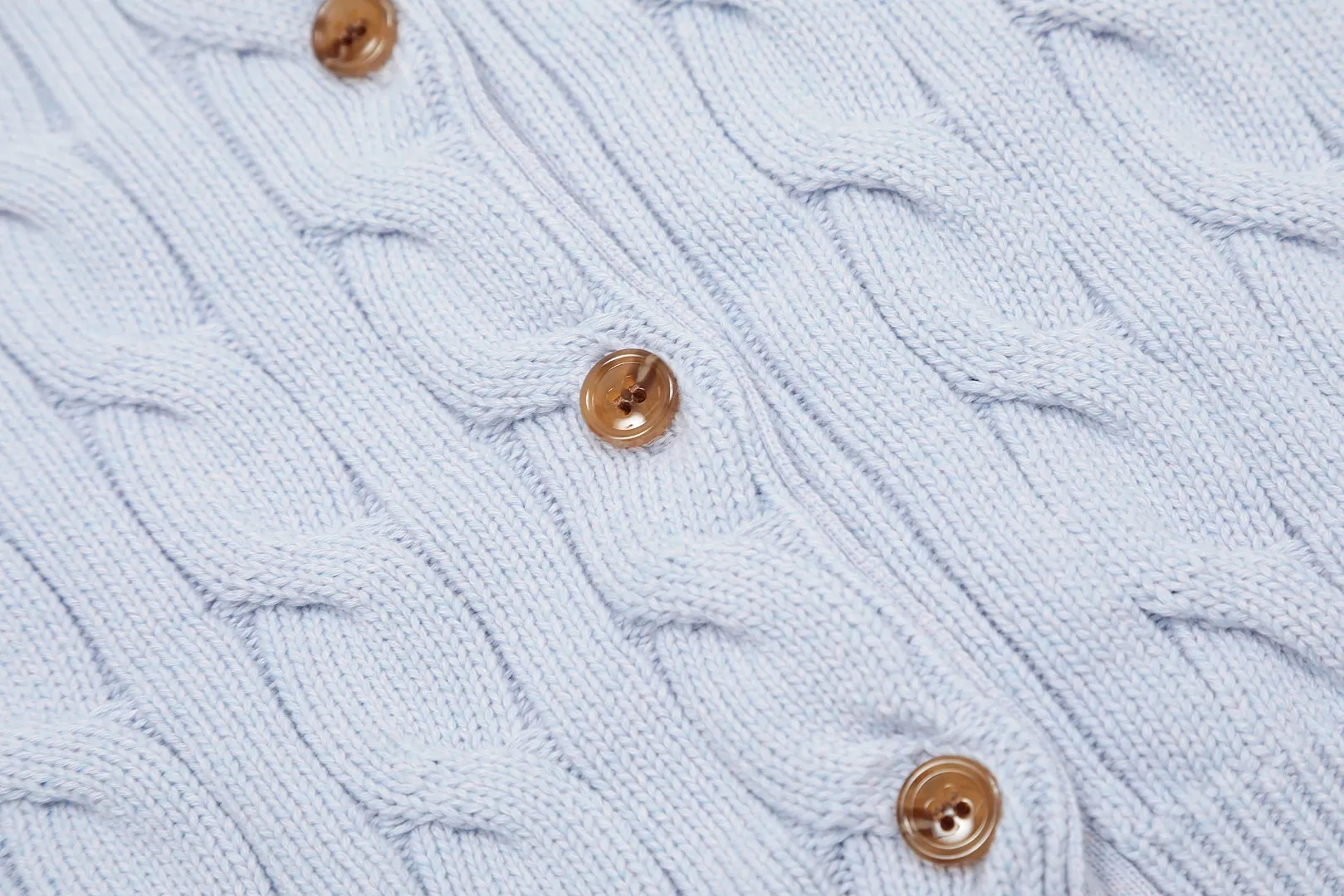 VIVI127 vivienne west wood Pay attention to the three-color splicing thread, Queen Mother West, Vivian, heavy twist twist rope craft classic cardigan, knitted sweater wool, 2024 autumn latest style. Highlight one: 24 latest three-color splicing thread. Up close, there is a gradient effect. Three kinds of same-color and different-color floral threads are interlaced and spliced to make it more advanced and more selling points. Highlight two: 30% wool content. It is blended with sheep wool and has high quality. Anti-pilling technology, not easy to pill. 2.3: Popular version, the upper body is slimmer and not picky. 2.4: JD Maillard autumn and winter color matching. The color matching is very mysterious and atmospheric. Compared with popular styles, it is more special. Size: S -M- L. Color: Three-color purple, three-color brown and orange, three-color coffee.